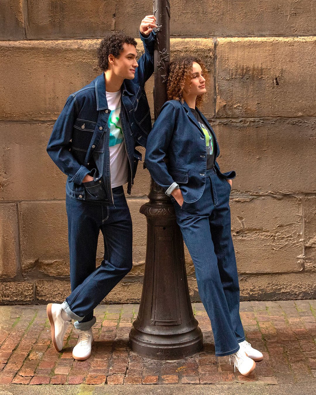 essential timeless denim spun, dyed and woven in Italy, denim seasonal pieces are a must in the collection!  avec une filature, une teinture et un tissage réalisés en Italie, les pièces de saison en denim s’imposent dans la collection !